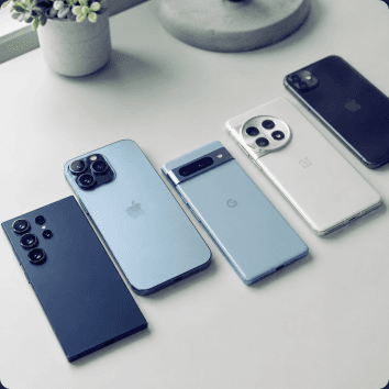 Mehrere Smartphones liegen auf einem Tisch